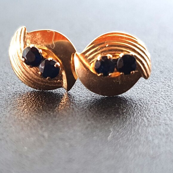 Dainty Vintage 14K Gold & Natural Sapphire Stud Earrings - Picture 3 of 12